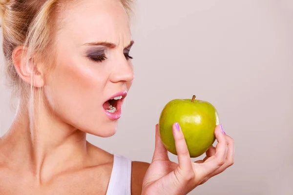 Mulher ajuste segurando frutas de maçã, conceito de dieta — Fotografia de Stock