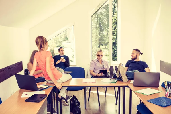 Étudiants en classe pendant la pause — Photo