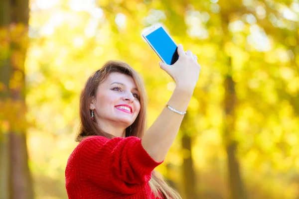 Splendida ragazza che prende selfie . — Foto Stock