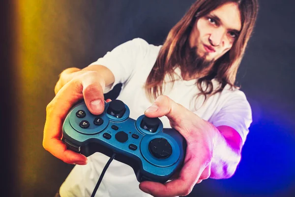 Homem estressado jogando no pad — Fotografia de Stock