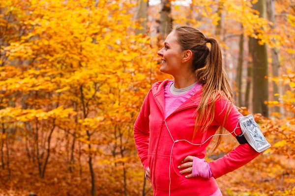 Sportliche Mädchen ruhen sich im Wald aus und hören Musik. — Stockfoto
