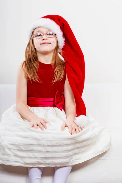 Christmas flicka i santa hatt festlig outfit — Stockfoto
