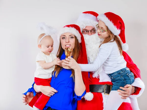 어머니, 산타와 두 딸 크리스마스 가족 사진 — 스톡 사진