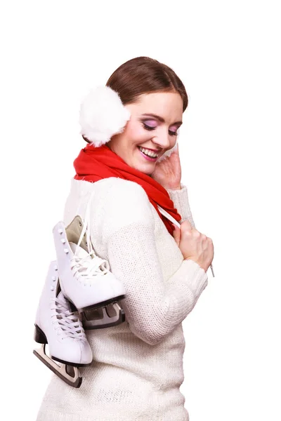 Mulher com protetores auriculares e patins no gelo . — Fotografia de Stock