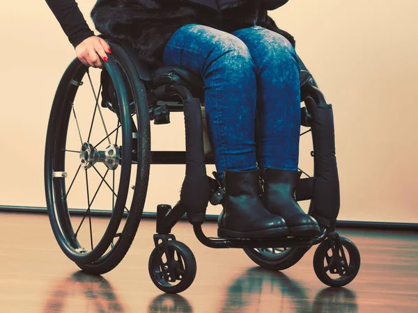 Behinderte junge Frau im Rollstuhl. — Stockfoto