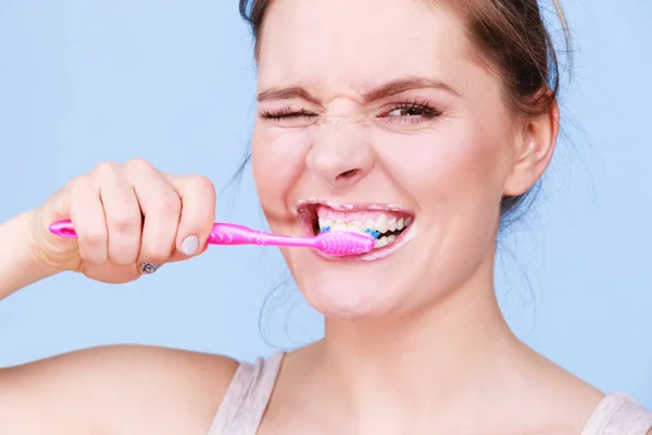 Mulher escovando dentes de limpeza — Fotografia de Stock