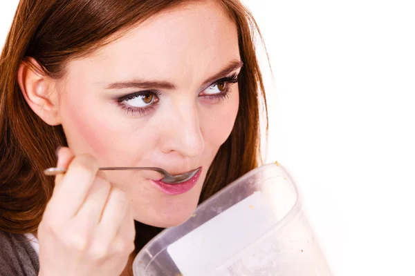 Woman eat oatmeal with dry fruits. Dieting — Stock Photo, Image