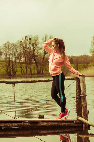 Joven deportista tomando un descanso después de una carrera . —  Fotos de Stock