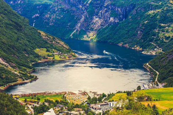 Geirangerfjord a vesnice Geiranger v Norsku — Stock fotografie