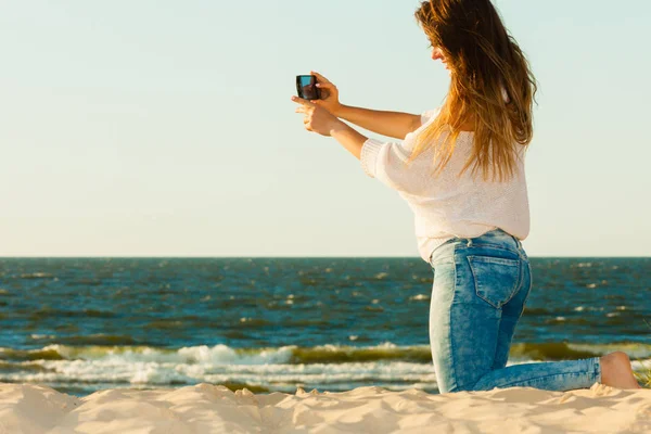 Szczęśliwa kobieta z telefonu biorąc zdjęcie selfie. — Zdjęcie stockowe