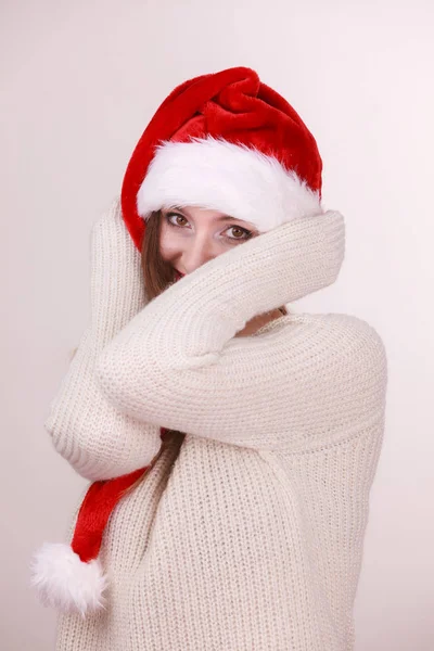 Menina bonita usando boné de Natal . — Fotografia de Stock