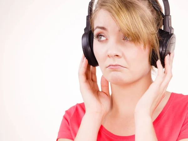 Mujer chica triste en grandes auriculares escuchando música — Foto de Stock