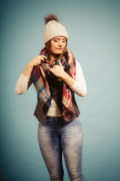 Leuke jonge vrouw dragen dop. — Stockfoto