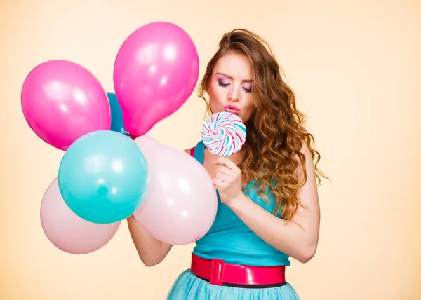 Žena s barevnými balónky a lízátko — Stock fotografie