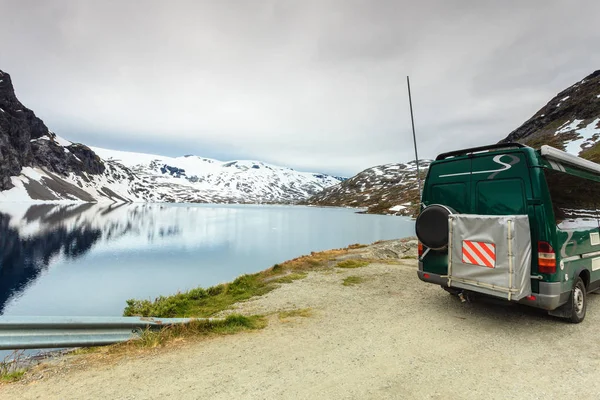 Camper coche en noruego montañas —  Fotos de Stock