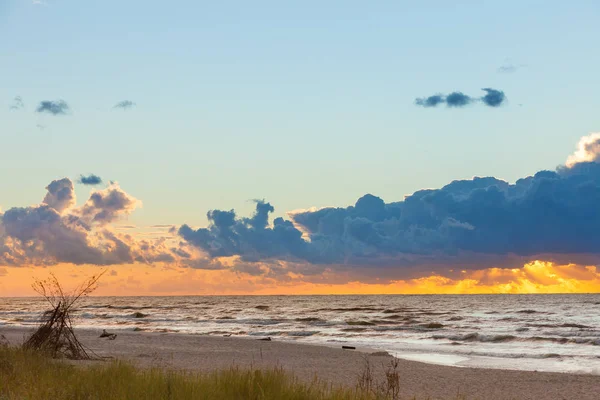 Pôr do sol beatiful com nuvens sobre o mar e a praia — Fotografia de Stock