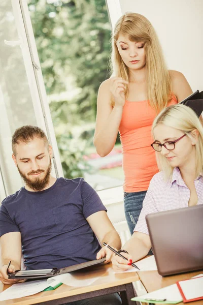 Leerlingen en leraar in de klas — Stockfoto