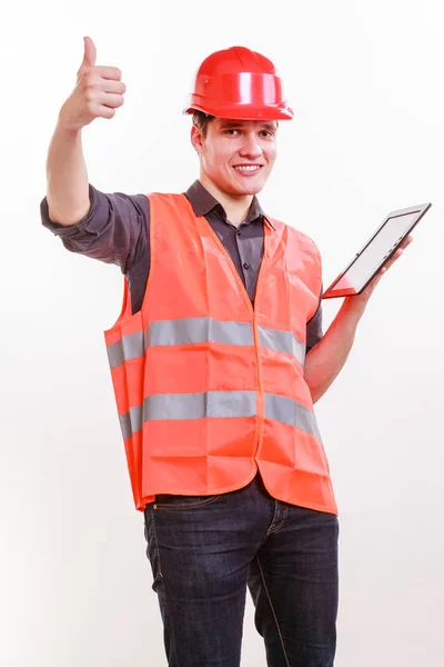 Männlicher Arbeiter mit Tablet. — Stockfoto