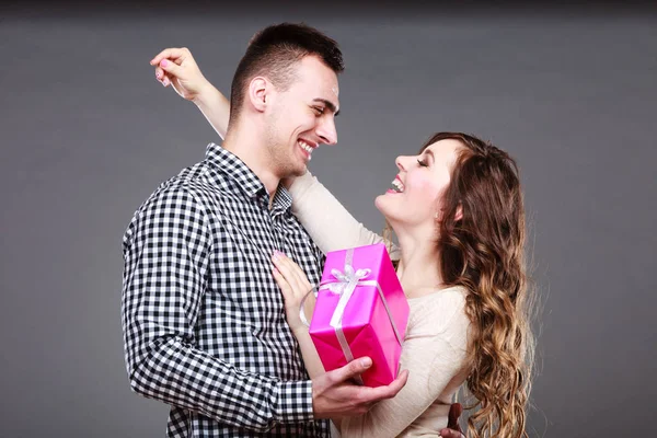 Glückliches romantisches Paar mit Geschenk — Stockfoto