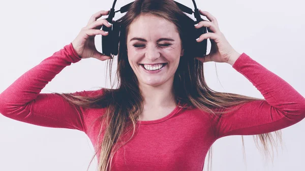 Ragazza felice ascoltando musica . — Foto Stock