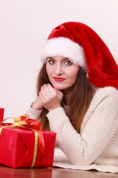 Женщина с подарочной коробкой. Время Рождества — стоковое фото