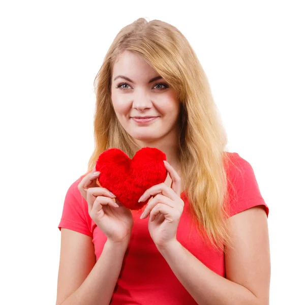 Mulher loira menina segurando vermelho coração amor símbolo — Fotografia de Stock