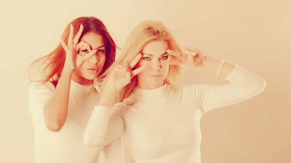 Duas meninas loucas brincando juntas . — Fotografia de Stock