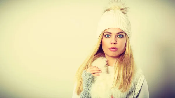 Kvinna som bär varma vinterkläder — Stockfoto