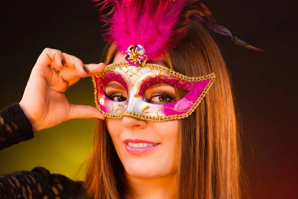 Mujer sostiene carnaval máscara de primer plano —  Fotos de Stock