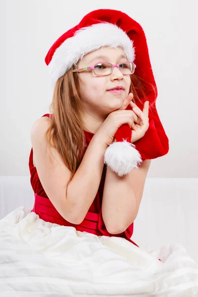 Chica de Navidad en traje festivo sombrero de santa — Foto de Stock