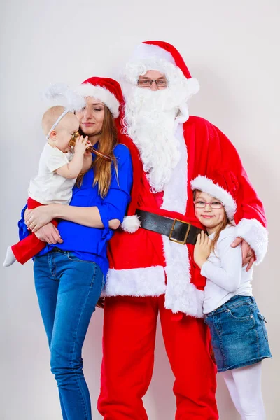 Mère, Père Noël et deux filles photo de famille de Noël — Photo