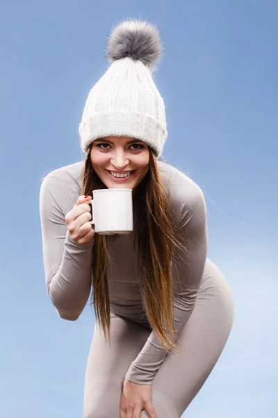 Chica en ropa interior térmica beber té —  Fotos de Stock