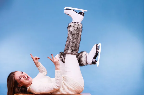 Mujer con patines de hielo calcetines de piel, patinaje — Foto de Stock