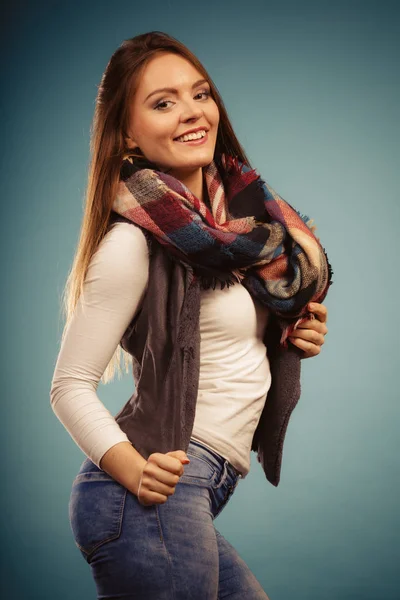 Menina positiva em roupas da temporada de outono — Fotografia de Stock