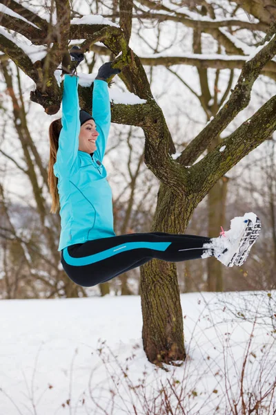 Téli sportok, a lány a fa gyakorlása. — Stock Fotó