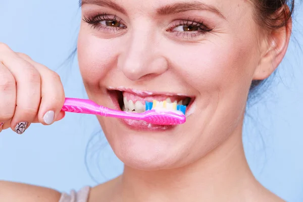 Woman brushing cleaning teeth — Stock Photo, Image