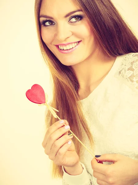 Kalp şeklinde el sopa tutan güzel kadın — Stok fotoğraf