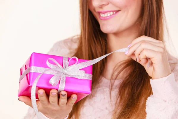 Härlig kvinna med rosa ros box gåva — Stockfoto