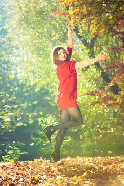 Jovem mulher jogando folhas . — Fotografia de Stock