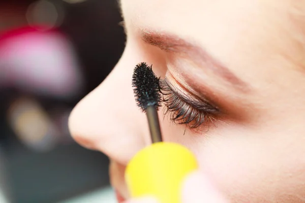 Detailní záběr žena make-upu, řasenka — Stock fotografie