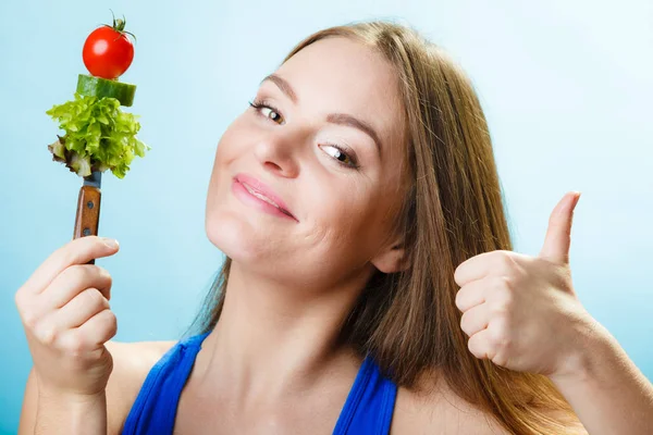 Dieta conceito de perda de peso. Menina com legumes — Fotografia de Stock