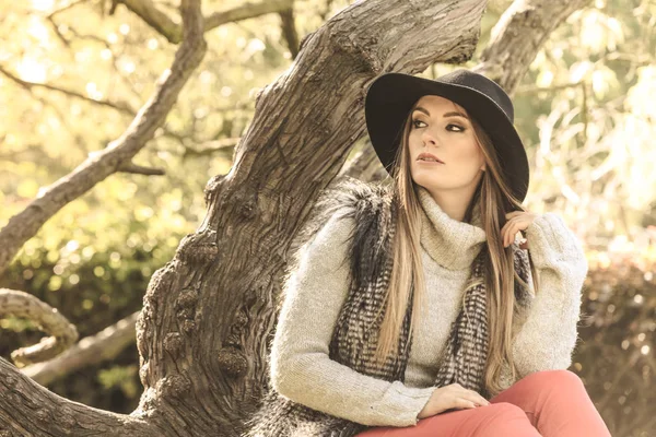 Mooie herfst vrouw in park — Stockfoto