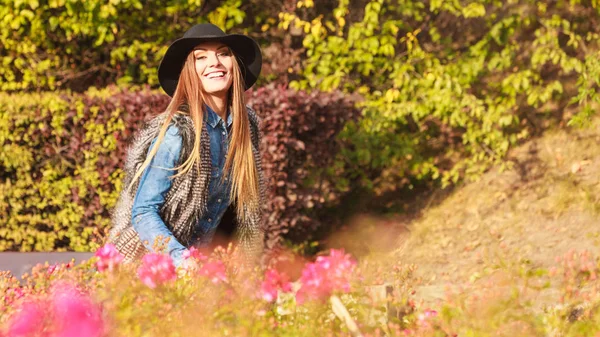 Fröhliche Frau, die Spaß im Freien hat — Stockfoto