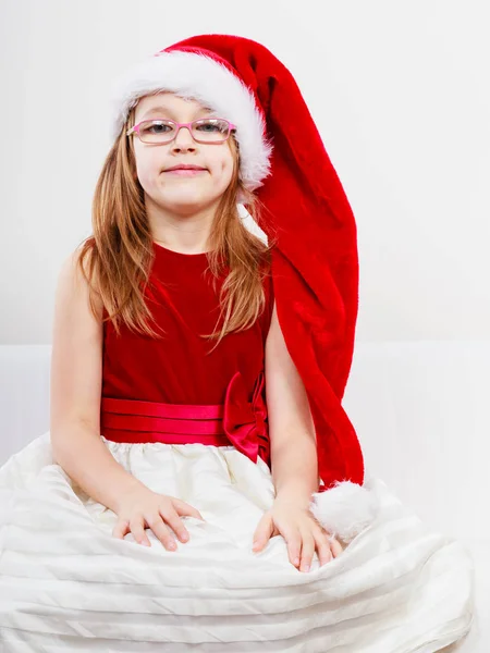 Chica de Navidad en traje festivo sombrero de santa — Foto de Stock