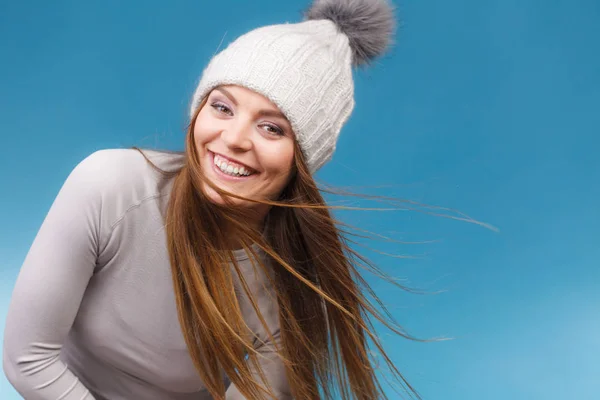 Femme en sous-vêtements thermiques bonnet en laine — Photo