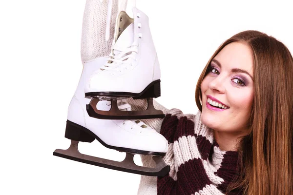 Lachende vrouw met schaatsen — Stockfoto