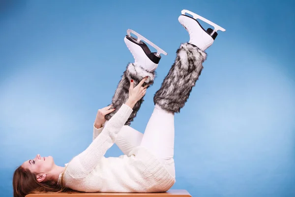 Mujer con patines de hielo calcetines de piel, patinaje — Foto de Stock