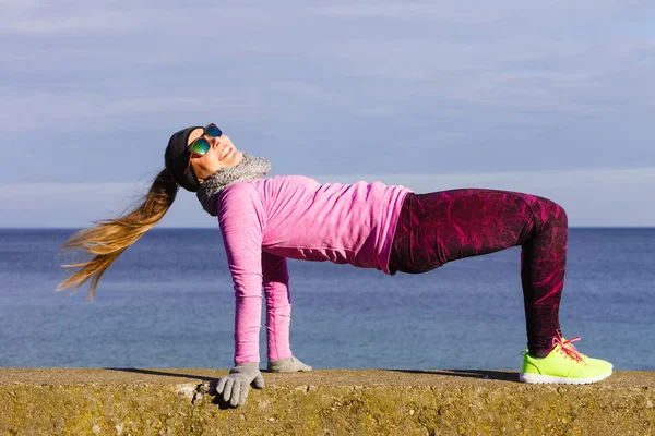 Nő fitness sport lány képzés kültéri hideg időjárás — Stock Fotó