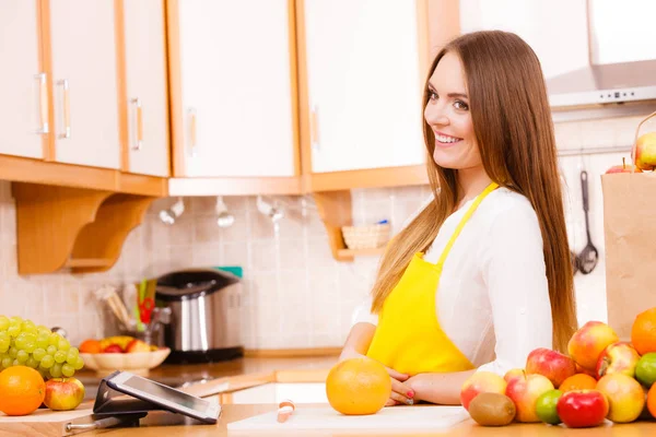 Mujer ama de casa en la cocina usando tableta — Foto de Stock