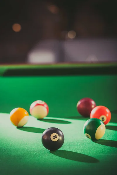 Snookerball auf Billardtisch — Stockfoto